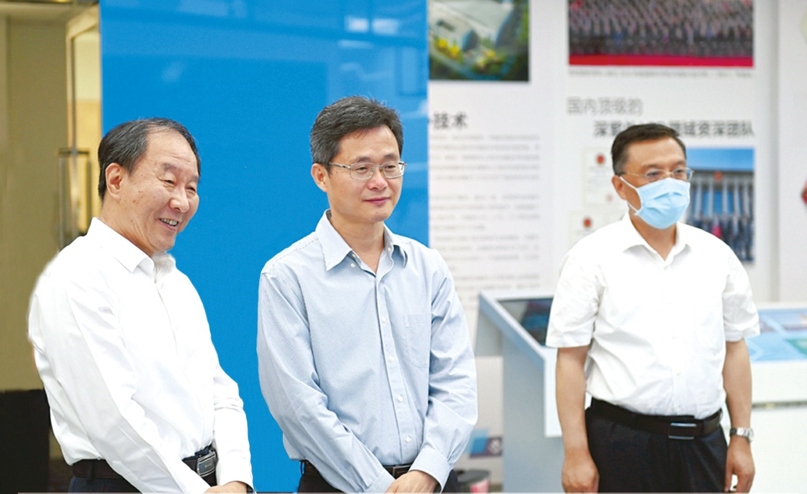 7月8日，省委副书记、省长蓝佛安在长治尊龙登录入口紫外光电公司调研营商环境建设和创新生态培育情况